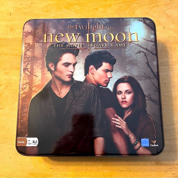 The Twilight Saga NEW MOON The Movie BOARD GAME in Tin Box, NWOT - Picture 1 of 5